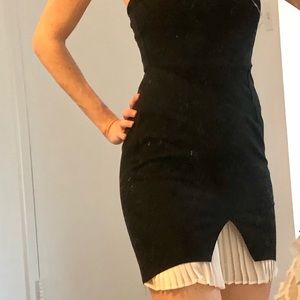 Little black dress with slit and peep ruffle